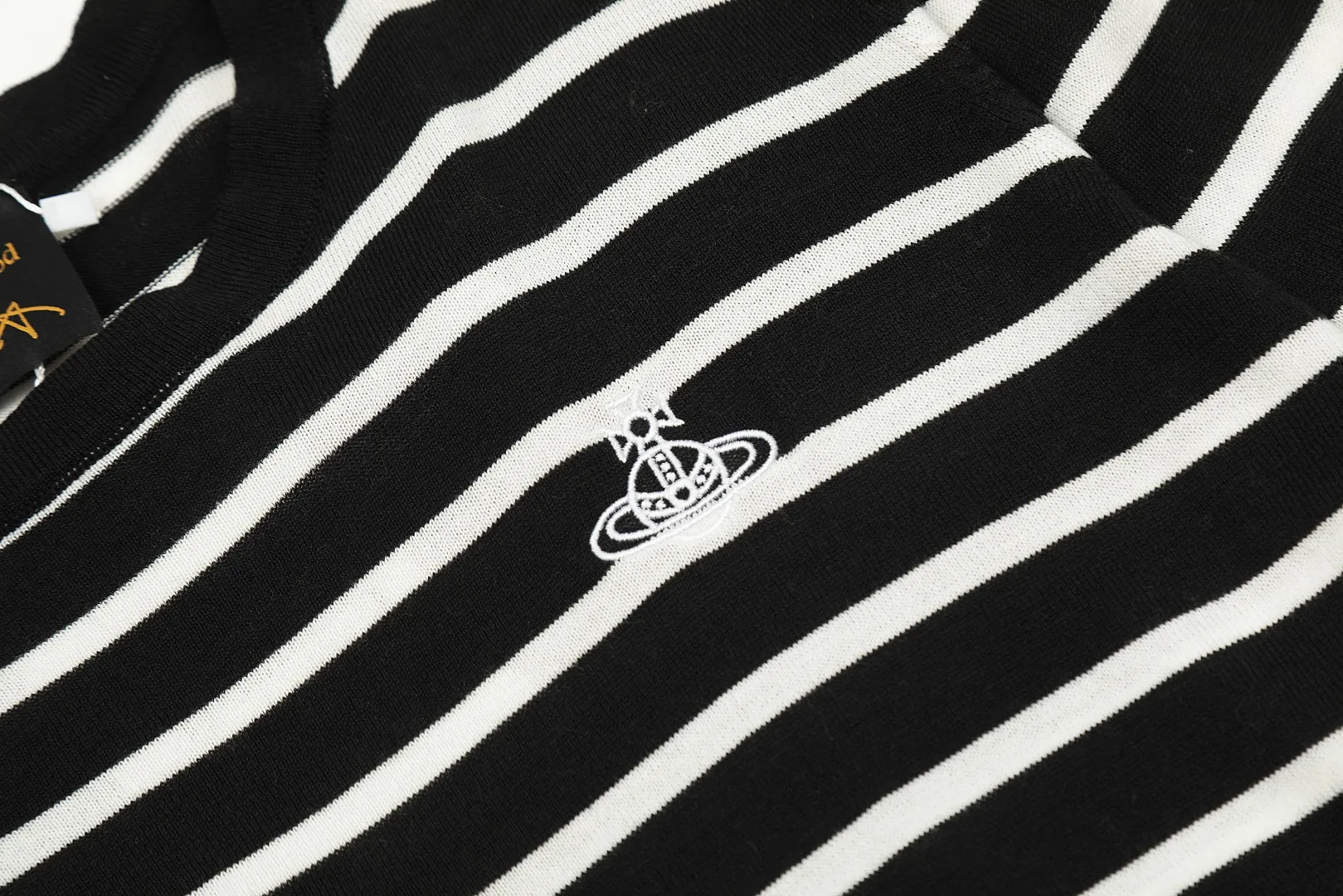 VIVI120S# vivienne west wood West Queen Vivienne Saturn new style thin sweater with striped cuff design Custom woven and dyed Welcome to compare the original version 16-needle German imported woven fabric Real silk-like texture 🧩 100% body wool blend 🧩 Correct Italian 🇮🇹100% wool washed wheat logo 🧩 Purchase the original version and open the real mold 🧩Original purchase records and comparison pictures can be provided. Place your order with confidence. 🧩No color difference in fixed and dyed colors. 🧩Instant sale of all Taobao 300+ versions. The quality of the purchasing agent is full of quality. It is definitely not a copywriter party. It is a real good product. The actual product far exceeds the budget. Size: S -M- L Color: White Black